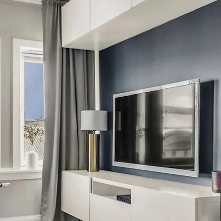 Lejlighed Place In Centre! Balcony & Keyless.